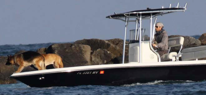 Iglesias và chú chó béc-giê của mình. Iglesias và chú chó béc-giê của mình.