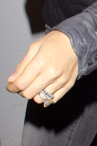 Anna Kournikova đeo nhẫn đính hôn?