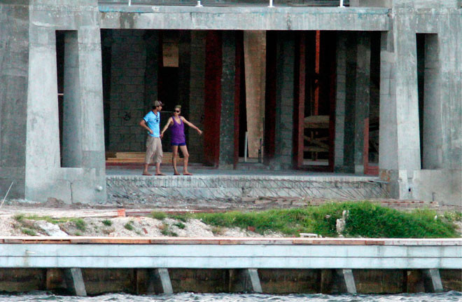 Anna Kournikova từng hẹn hò với VĐV hockey đồng hương Pavel Bure và có tin cô đã kết hôn với một VĐV hockey khác là Sergei Fedorov. Anna Kournikova từng hẹn hò với VĐV hockey đồng hương Pavel Bure và có tin cô đã kết hôn với một VĐV hockey khác là Sergei Fedorov.