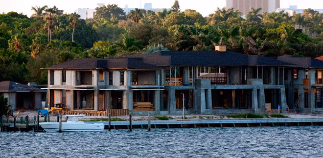 Xây nhà chung sống với nhau nhưng cả Iglesias và Kournikova đều cho biết chưa có kế hoạch làm đám cưới, dù cả hai đã nhiều tuổi.