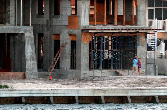 Khó có thể định giá được căn biệt thự này. Chỉ biết rằng, cặp đôi nổi tiếng đã đổ vào đó ít nhất 15 triệu USD. Còn 14 tháng nữa công việc xây dựng căn biệt thự này mới hoàn thành. Khó có thể định giá được căn biệt thự này. Chỉ biết rằng, cặp đôi nổi tiếng đã đổ vào đó ít nhất 15 triệu USD. Còn 14 tháng nữa công việc xây dựng căn biệt thự này mới hoàn thành.