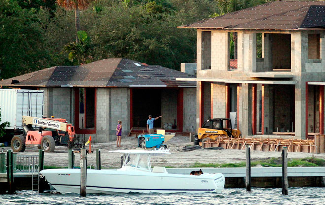 Chàng là ca sĩ lừng danh người Tây Ban Nha. Nàng mang quốc tịch Nga, là VĐV tennis quyến rũ bậc nhất thế giới. Chàng là ca sĩ lừng danh người Tây Ban Nha. Nàng mang quốc tịch Nga, là VĐV tennis quyến rũ bậc nhất thế giới.