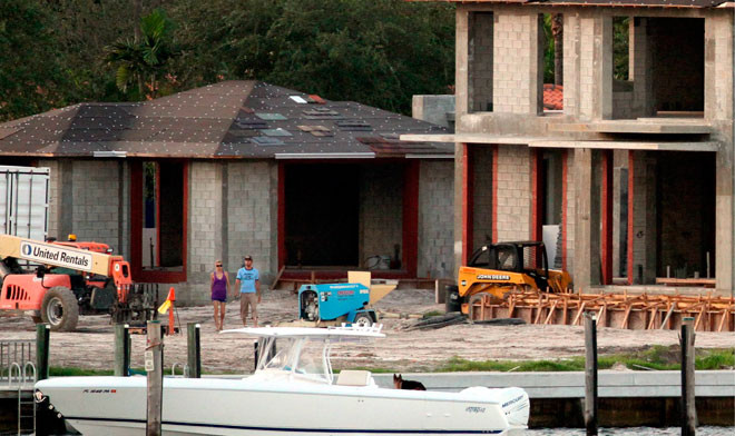 Iglesias và Kournikova mang theo chú chó béc-giê giống Đức để khảo sát công trường thi công căn nhà. Iglesias và Kournikova mang theo chú chó béc-giê giống Đức để khảo sát công trường thi công căn nhà.