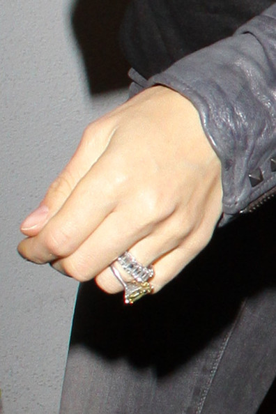 Anna Kournikova đeo nhẫn đính hôn? Anna Kournikova đeo nhẫn đính hôn?