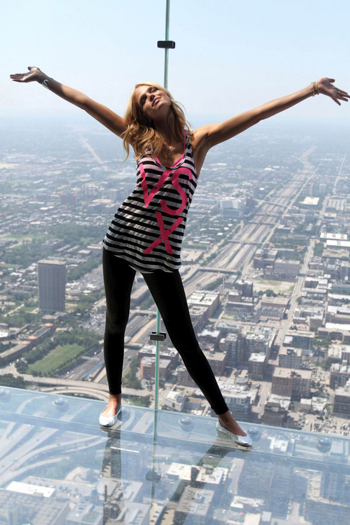 Erin Heatherton trên độ cao của thành phố Chicago. Erin Heatherton trên độ cao của thành phố Chicago.
