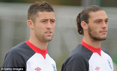 Gary Cahill (trái). Gary Cahill (trái).