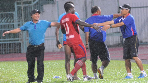 Niềm vui của HLV Nguyễn Thành Vinh (bìa trái) và các thành viên CLB Hòa Phát Hà Nội sau trận thắng Đồng Tâm Long An - Ảnh: S.H Niềm vui của HLV Nguyễn Thành Vinh (bìa trái) và các thành viên CLB Hòa Phát Hà Nội sau trận thắng Đồng Tâm Long An - Ảnh: S.H