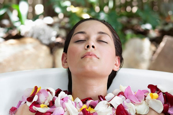 'Bí kíp' tự chế nước hoa hồng tại nhà ảnh 5 Hoa hồng có tác dụng se khít lỗ chân lông rất tốt.