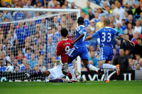 Shane Long gây sốc cho CĐV Chelsea. Shane Long gây sốc cho CĐV Chelsea.