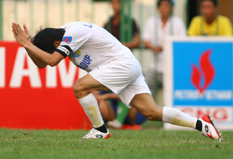 Từ scandal vái lạy trọng tài trên sân Cao Lãnh... Ảnh: Quang Minh