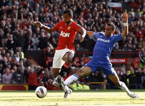 Bosingwa phạm lỗi với Nani, Man United được hưởng phạt đền.