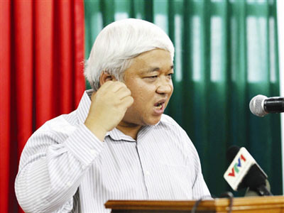 Bầu Kiên không chấp nhận thông qua bản tổng kết giải của VFF nhưng ông không phải là UV BCH . Ảnh: VSI Bầu Kiên không chấp nhận thông qua bản tổng kết giải của VFF nhưng ông không phải là UV BCH . Ảnh: VSI