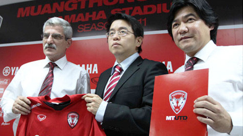 HLV Calisto trong ngày ra mắt Muang Thong.