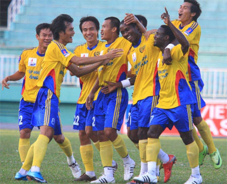 CS Đồng Tháp khó giữ chân các ngôi sao ở lại sân Cao Lãnh - Ảnh: Sơn Dũng CS Đồng Tháp khó giữ chân các ngôi sao ở lại sân Cao Lãnh - Ảnh: Sơn Dũng