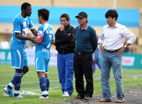 Số phận của cầu thủ và BLĐ Hòa Phát vẫn còn phải chờ. ảnh: Quang Minh