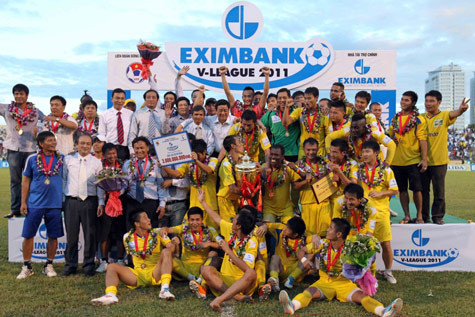 Cúp về tay SLNA đã lâu nhưng thưởng thì chưa thấy đến. Ảnh: Quang Minh