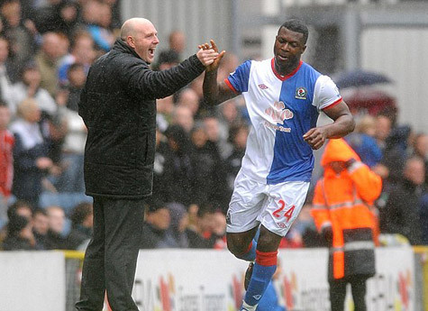 Yakubu ghi cú đúp để nhấn chìm Arsenal.