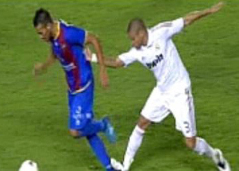 Pha chơi xấu của Pepe. Pha chơi xấu của Pepe.