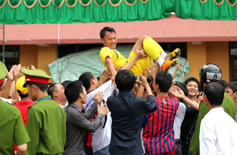 Trọng Hoàng được công kênh như người hùng. Ảnh: Quang Minh Trọng Hoàng được công kênh như người hùng. Ảnh: Quang Minh