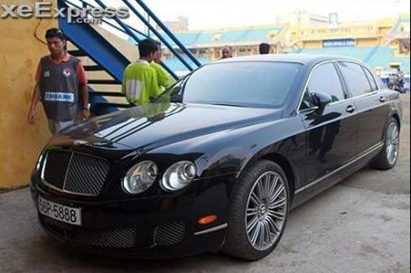 Bầu Kiên hay đánh con Bentley tới sân Hàng Đẫy xem Hà Nội ACB thi đấu. Bầu Kiên hay đánh con Bentley tới sân Hàng Đẫy xem Hà Nội ACB thi đấu.