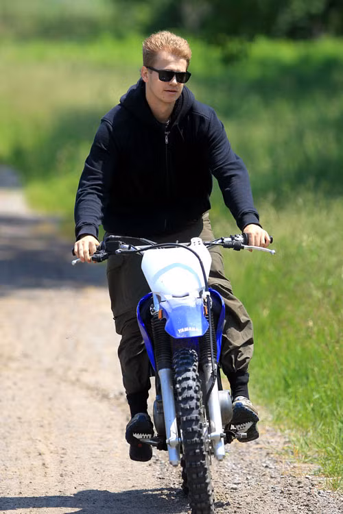 Diễn viên Hayden Christensen lại ‘chơi’ một chiếc xe nhỏ gọn của Yamaha.