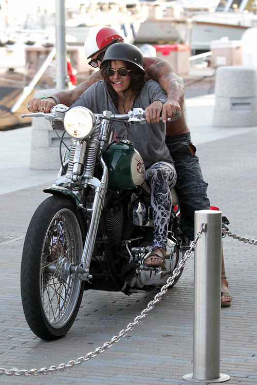Cặp đôi Michelle Rodriguez và Gianluca Vacchi trên chiếc Harley Davidson. Cặp đôi Michelle Rodriguez và Gianluca Vacchi trên chiếc Harley Davidson.