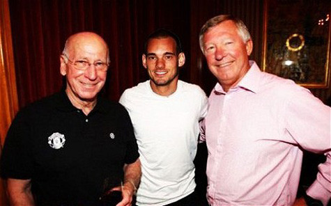 Sneijder đứng cạnh hai huyền thoại của MU?