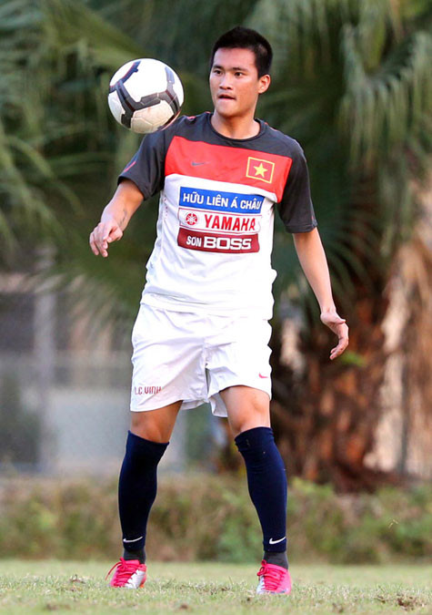 Công Vinh sẽ gắn bó với Hà Nội T&T thêm 3 năm. Ảnh: Quang Minh Công Vinh sẽ gắn bó với Hà Nội T&T thêm 3 năm. Ảnh: Quang Minh