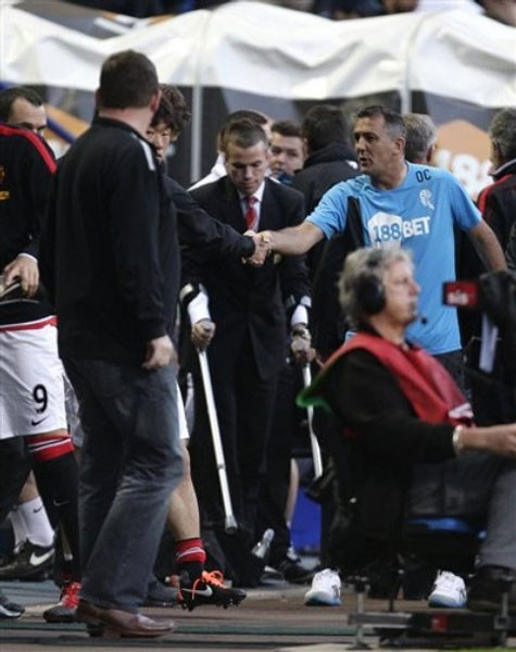 Tom Cleverley phải chống nạng.