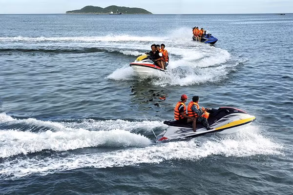 Người lái phương tiện hoạt động vui chơi, giải trí dưới nước phải đủ 15 tuổi trở lên, đảm bảo về sức khỏe. ảnh: Ủy ban an toàn giao thông quốc gia.