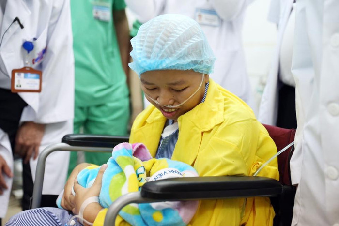 Niềm vui của người mẹ khi được ôm con vào lòng.