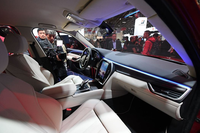 VinFast Lux SA 2.0 (SUV) cùng với VinFast Lux A 2.0 (Sedan) tạo ra bầu không khí náo nhiệt tại Paris Moto Show.