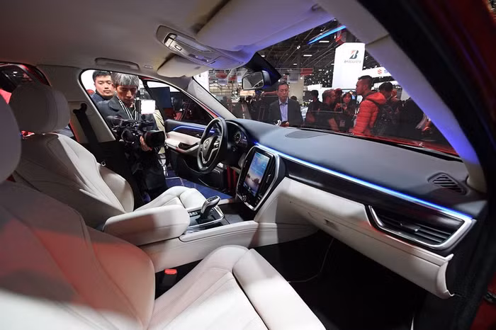 VinFast Lux SA 2.0 (SUV) cùng với VinFast Lux A 2.0 (Sedan) tạo ra bầu không khí náo nhiệt tại Paris Moto Show.