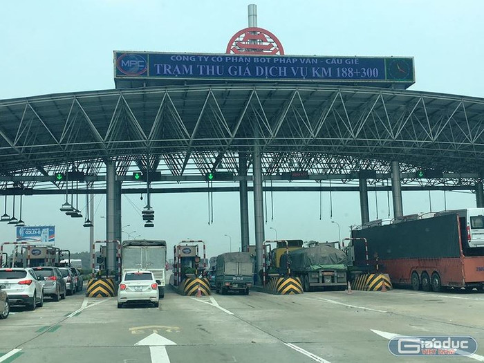 Trạm thu phí BOT Pháp Vân - Cầu Giẽ, điển hình của cách làm ăn gian dối khi chủ đầu tư chỉ một lớp nhựa rồi lập trạm thu phí như đầu tư tuyến đường mới. Ảnh: Vũ Phương. Trạm thu phí BOT Pháp Vân - Cầu Giẽ, điển hình của cách làm ăn gian dối khi chủ đầu tư chỉ một lớp nhựa rồi lập trạm thu phí như đầu tư tuyến đường mới. Ảnh: Vũ Phương.