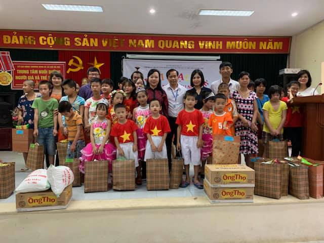 Niềm vui của các em nhỏ khi được tặng quà. Niềm vui của các em nhỏ khi được tặng quà.