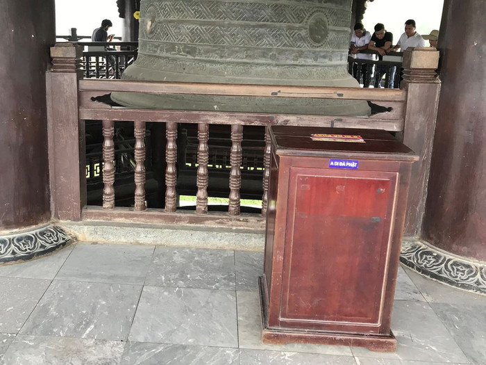 Nơi đặt chuông cũng có hòm công đức. ảnh: Tùng Dương.