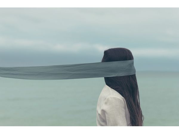 Bị mù gây ra nhiều khó khăn trong cuộc sống (Ảnh: theo boldsky).