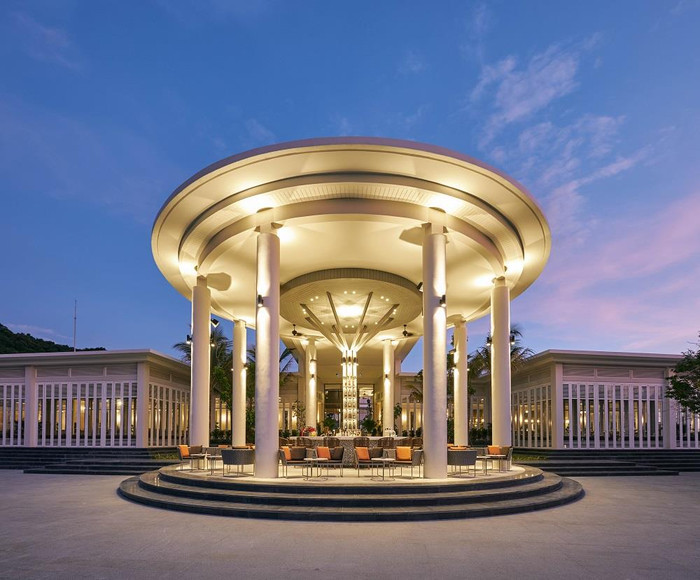 Thưởng thức đồ uống tại quầy bar. Thưởng thức đồ uống tại quầy bar.