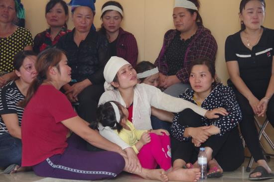 Chị Lương Thị Chon (áo trắng ở giữa) là vợ Thiếu tá Vi Văn Nhất hy sinh khi làm nhiệm vụ bắt tội phạm ma túy được đặc cách tuyển dụng giáo viên mầm non tại quê nhà. Ảnh: bienphong.com.vn