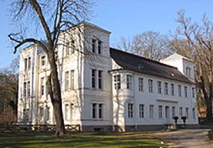 Lâu đài Tegel ở Berlin, nơi Alexander chào đời. Lâu đài Tegel ở Berlin, nơi Alexander chào đời.