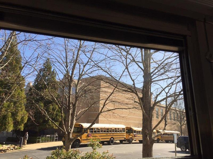 Xe bus đưa đón học sinh (Ành: tác giả cung cấp). Xe bus đưa đón học sinh (Ành: tác giả cung cấp).