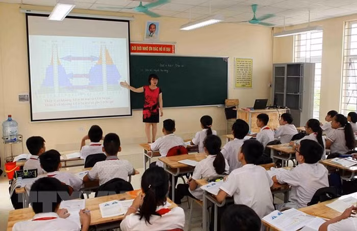 Giáo viên chủ nhiệm phải kiêm luôn việc thu tiền đóng góp của học sinh (Ảnh minh họa: TTXVN).