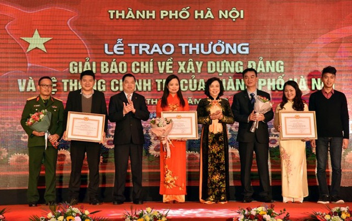 Đồng chí Ngô Thị Thanh Hằng và đồng chí Lê Mạnh Hùng trao giải A cho các tác giả đạt Giải Báo chí về xây dựng Đảng và hệ thống chính trị của Thành phố Hà Nội lần thứ I - năm 2018 (Ảnh: Báo Nhân dân). Đồng chí Ngô Thị Thanh Hằng và đồng chí Lê Mạnh Hùng trao giải A cho các tác giả đạt Giải Báo chí về xây dựng Đảng và hệ thống chính trị của Thành phố Hà Nội lần thứ I - năm 2018 (Ảnh: Báo Nhân dân).