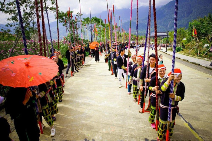 Màn nhảy sạp đạt kỷ lục Việt Nam tại Fansipan thu hút đông đảo người tham gia. Màn nhảy sạp đạt kỷ lục Việt Nam tại Fansipan thu hút đông đảo người tham gia.