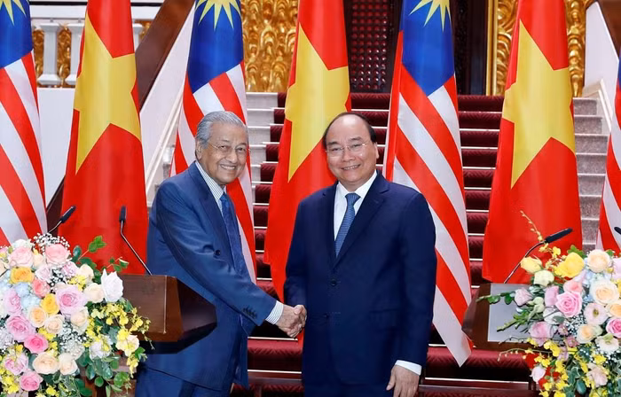 Thủ tướng Nguyễn Xuân Phúc và Thủ tướng Malaysia Mahathir Mohamad (Ảnh: Thống Nhất/TTXVN).