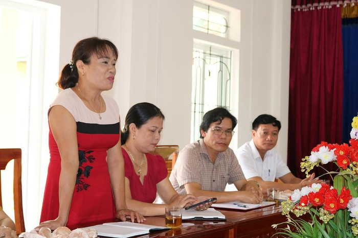 Đồng chí Nguyễn Thị Thanh Thủy - Phó Bí thư, Chủ tịch Hội đồng nhân dân xã Tùng Ảnh: “Tôi xác nhận 4 phòng học xây 3 mùa khai giảng chưa xong là đúng sự thật”.