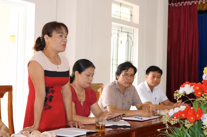 Đồng chí Nguyễn Thị Thanh Thủy - Phó Bí thư, Chủ tịch Hội đồng nhân dân xã Tùng Ảnh: “Tôi xác nhận 4 phòng học xây 3 mùa khai giảng chưa xong là đúng sự thật”.