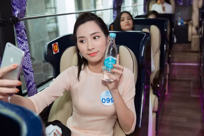 Các cô gái tranh thủ tiếp nước sau những giờ tập luyện mệt mỏi.