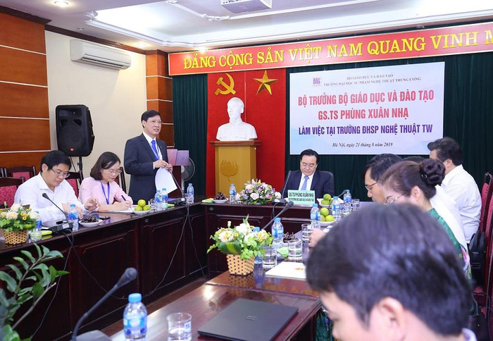 Phó giáo sư, Tiến sĩ Đào Đăng Phượng - Bí thư Đảng ủy, Hiệu trưởng Trường đại học sư phạm Nghệ thuật Trung ương báo cáo tình hình hoạt động của Trường. Phó giáo sư, Tiến sĩ Đào Đăng Phượng - Bí thư Đảng ủy, Hiệu trưởng Trường đại học sư phạm Nghệ thuật Trung ương báo cáo tình hình hoạt động của Trường.