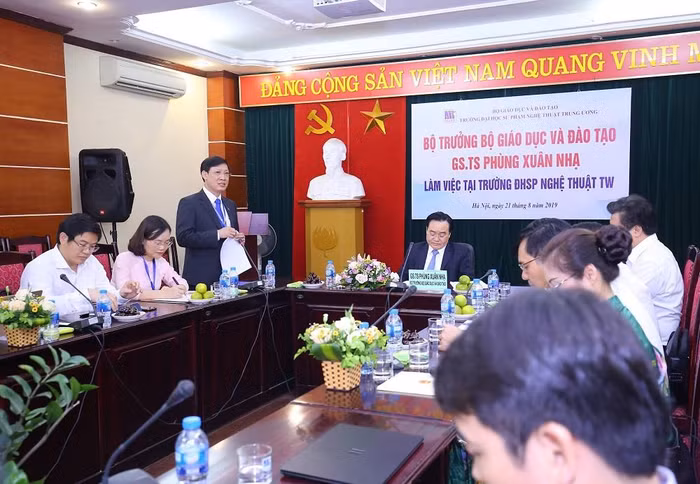 Phó giáo sư, Tiến sĩ Đào Đăng Phượng - Bí thư Đảng ủy, Hiệu trưởng Trường đại học sư phạm Nghệ thuật Trung ương báo cáo tình hình hoạt động của Trường.